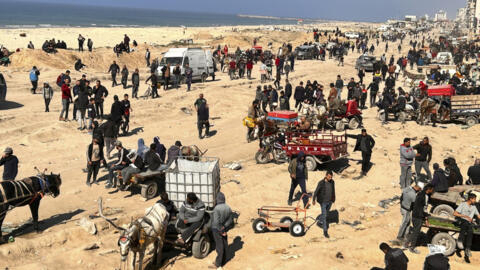 Palestiniens en attente d'aide humanitaire dans la bande de Gaza, le dimanche 25 février 2024.