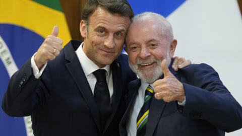 Emmanuel Macron y Luiz Inácio Lula da Silva posan para las fotos en el palacio presidencial de Planalto en Brasilia, el jueves 28 de marzo de 2024.