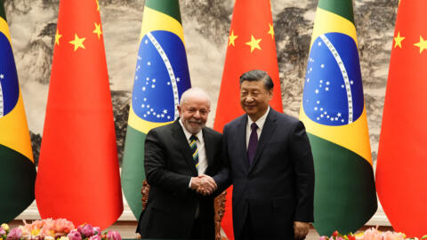 O presidente brasileiro Luiz Inácio Lula da Silva, ao lado do líder chinês, Xi Jinping, em Pequim