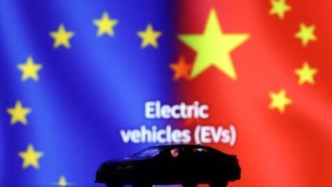 欧盟盟旗与中国国旗和电动汽车示意图