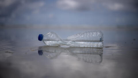 Botella de plástico en una playa bretona, Francia, 2022.