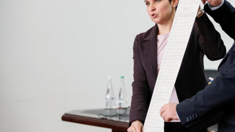 Глава ЦИК Украины Татьяна Слипачук с бюллетенем для голосования в первом туре выборов президента 31 марта