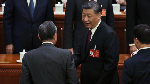 2024 年 3 月 5 日，星期二，中国北京，中国国家主席习近平在人民大会堂出席全国人民代表大会（NPC）开幕式后离开时与外交部长王毅交谈。