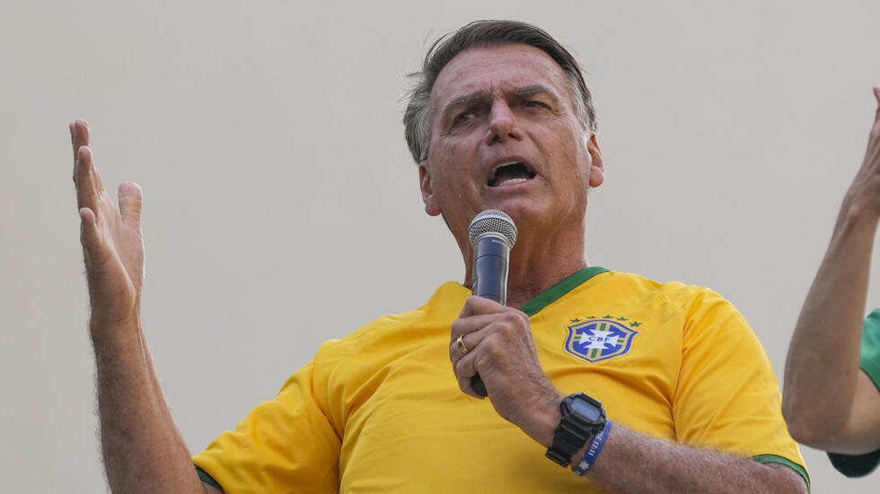 Trabalho de investigação da Polícia Federal sugere crimes de associação criminosa, peculato e lavagem de dinheiro por parte de Jair Bolsonaro no escândalo das joias.