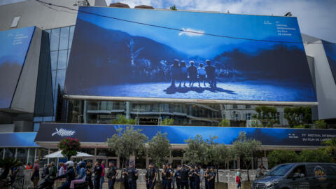 افسران پلیس در مقابل کاخ جشنواره‌ کن درجریان آماده‌سازی برای هفتاد و هفتمین جشنواره بین‌المللی فیلم، کن، جنوب فرانسه. 13 مه 2024