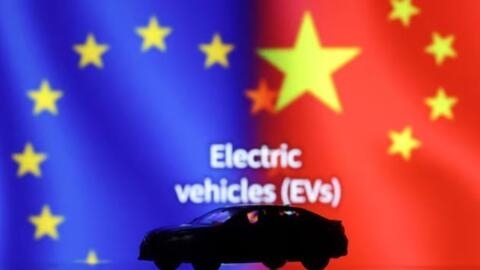 欧盟盟旗与中国国旗和电动汽车示意图