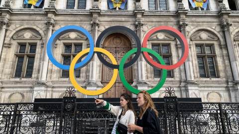巴黎市政府前树立的2024奥运五环雕塑 