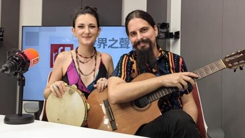 Mara Halunga și Cauê De Marinis cântă împreună din 2018. În 2023 au lansat o primă piesă compoziție proprie dintr-un viitor disc de debut, promis spre lansare în toamna lui 2024.