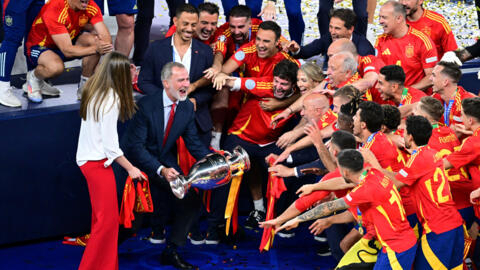 El Rey Felipe VI de España y la infanta Sofía levantan la copa para celebrar con el equipo español tras ganar la UEFA EURO 2024 en Berlín.