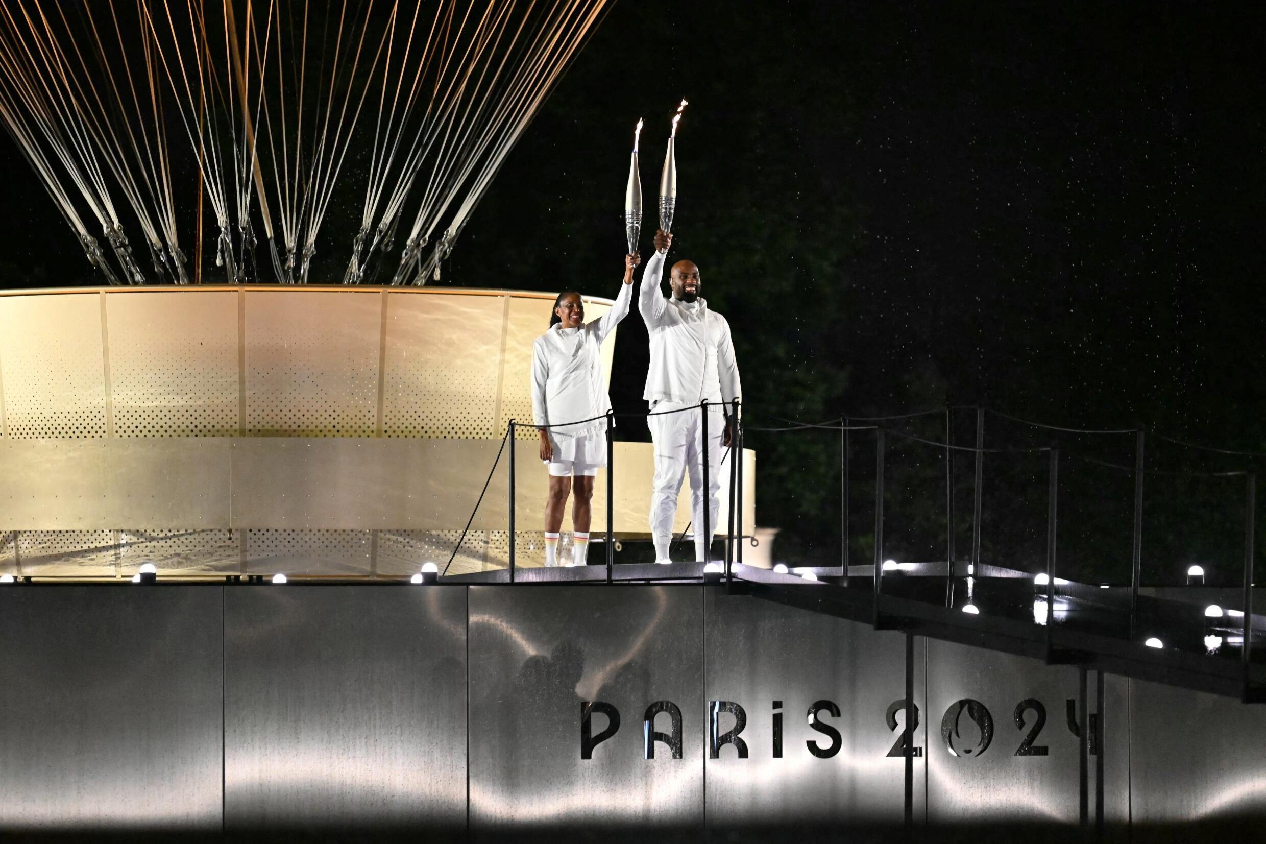 La exatleta Marie-José Perec y el judoca Teddy Riner encendieron el pebetero olímpico.