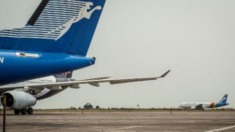 Un avion de Congo Airways sur le tarmac de l'aéroport de Kinshasa, le 15 aout 2020.