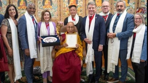 6月19日，美国国会的一个两党代表团在达赖喇嘛位于印度达兰萨拉的住所会见了他。