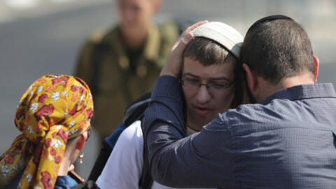 Netsach Cohen, evreu ortodox, își ia rămas bun de la tatăl său, Uri Cohen, înainte de a se înrola în armata israeliană, Tel Aviv, Israel, 21 iulie 2024.