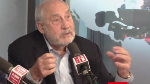 O prêmio Nobel de Economia Joseph Stiglitz durante entrevista na RFI.