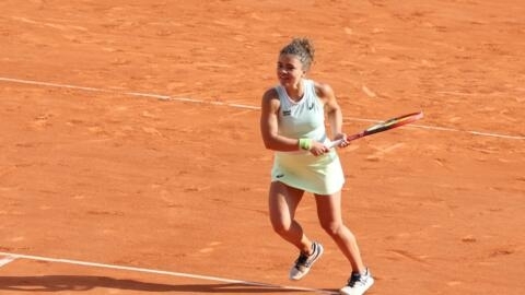 Jasmine Paolini will play her first final at a Grand Slam tournament at the French Open against the top seed and defending champion Iga Swiatek.