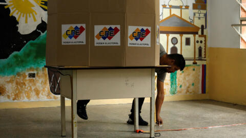 Venezuelanos participam de uma simulação eleitoral da próxima eleição presidencial da Venezuela, em Caracas
