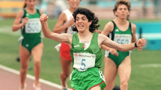 Hassiba Boulmerka offre le 8 août 1992, lors des Jeux olympiques d'été de Barcelone, le premier titre olympique à la nation algérienne. Elle est l'un des symboles du combat féministe et de la pratique sportive féminine face au poids des traditions et de la religion.