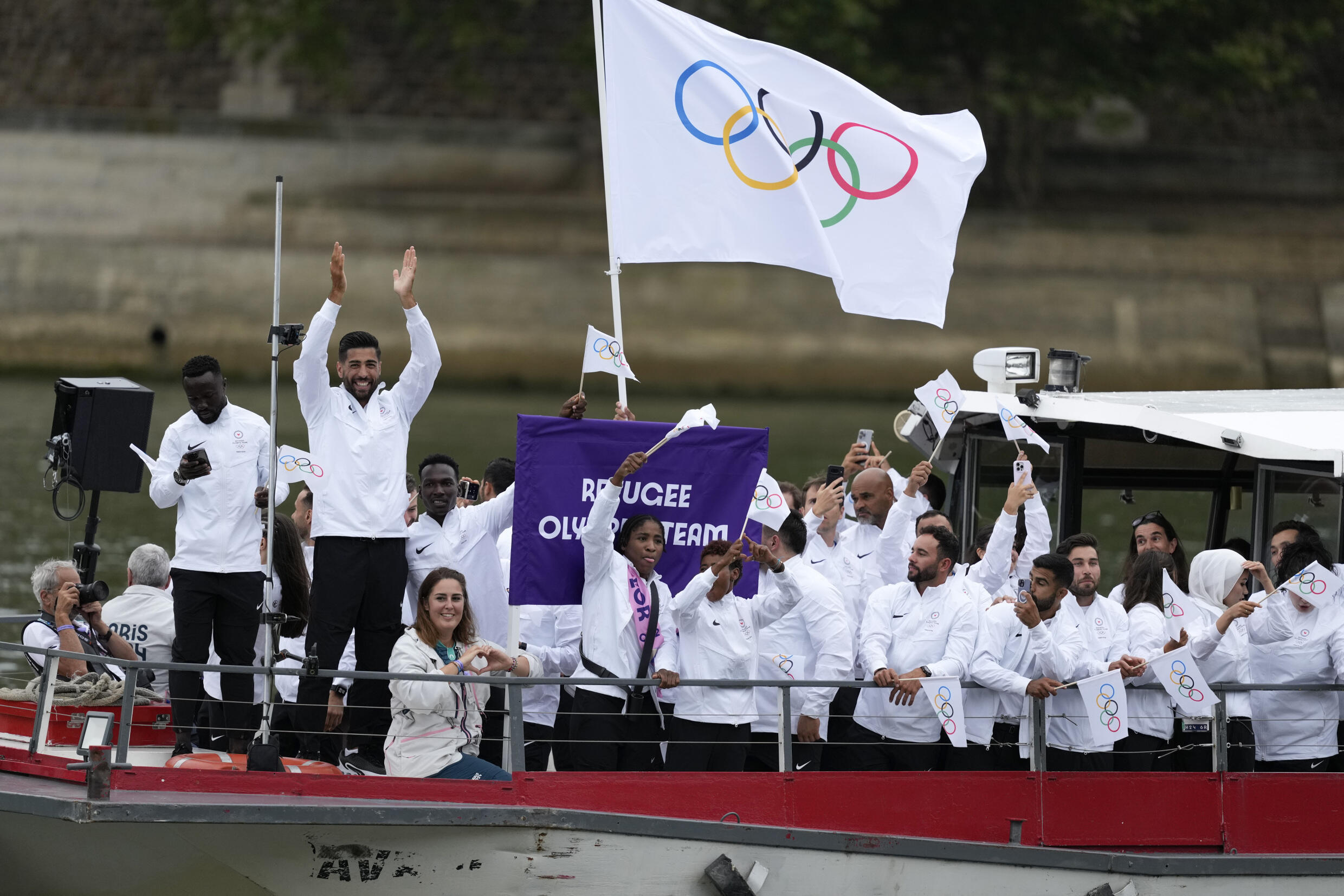 Grecia fue como siempre la delegación que abrió el desfile fluvial y en segundo lugar le siguió el equipo olímpico de los atletas refugiados.