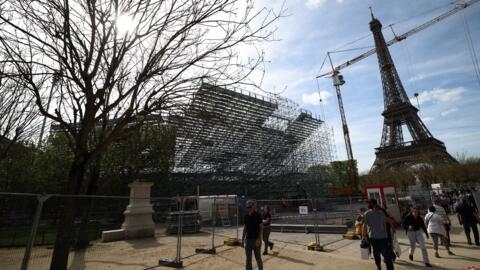 La Torre Eiffel en el fondo de las obras de construcción cerradas en el Campo de Marte que albergará la competición de voleibol de playa durante los próximos Juegos Olímpicos de París 2024, en París.