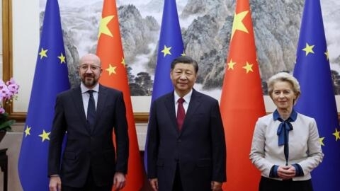 米歇尔、习近平和德莱恩（从左至右）在北京会晤。2023年1 月7 日