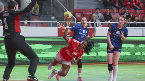 Alexandra Shunu (centro), andebolista do Benfica.