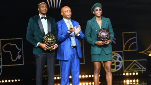 Les Nigérians Victor Osimhen et Asisat Oshoala avec le Président la CAF Patrice Motsepe.