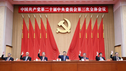 Các ủy viên Bộ Chính Trị đảng Cộng Sản Trung Quốc biểu quyết thông qua nghị quyết Hội nghị Trung ương 3, ngày 18/07/2024 tại Bắc Kinh, Trung Quốc.