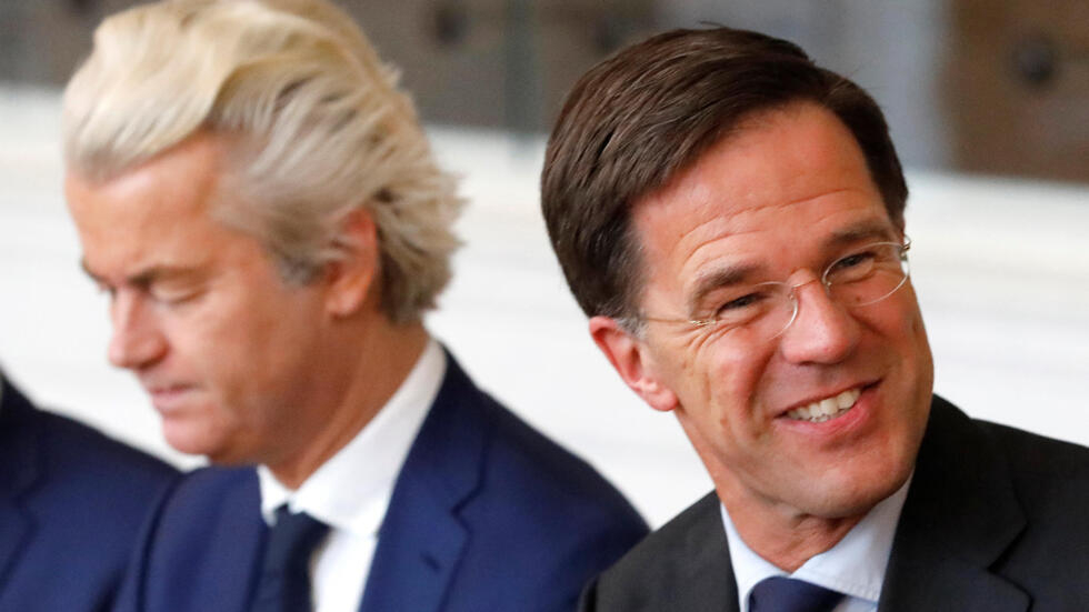 荷兰国会，3月16日，满脸微笑的首相吕特，旁边坐的是大选受挫的极右翼领袖威尔德斯