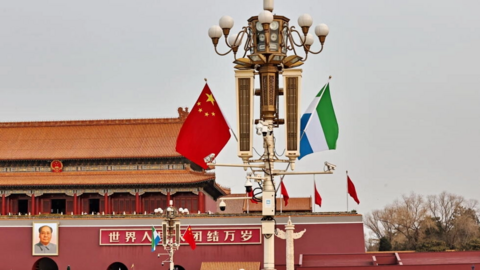 Les drapeaux nationaux de la Sierra Leone et de la Chine flottant sur la place Tian'anmen le 27 février 2024 à Pékin, en Chine. Le président de la République de Sierra Leone, Julius Maada Bio, effectuera une visite d'État en Chine du 27 février au 2 mars