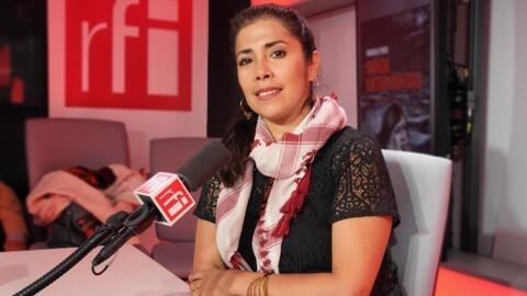 La bailarina peruana Fabiola Pinel en los estudios de RFI
