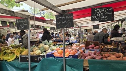 Un stand cu produse africane din piața Joinville din suburbiile Parisului. 