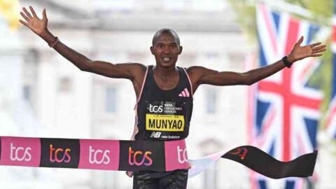Alexander Mutiso akivuka mstari na kushinda mbio za wanaume za London Marathon za 2024 mnamo Aprili 21.