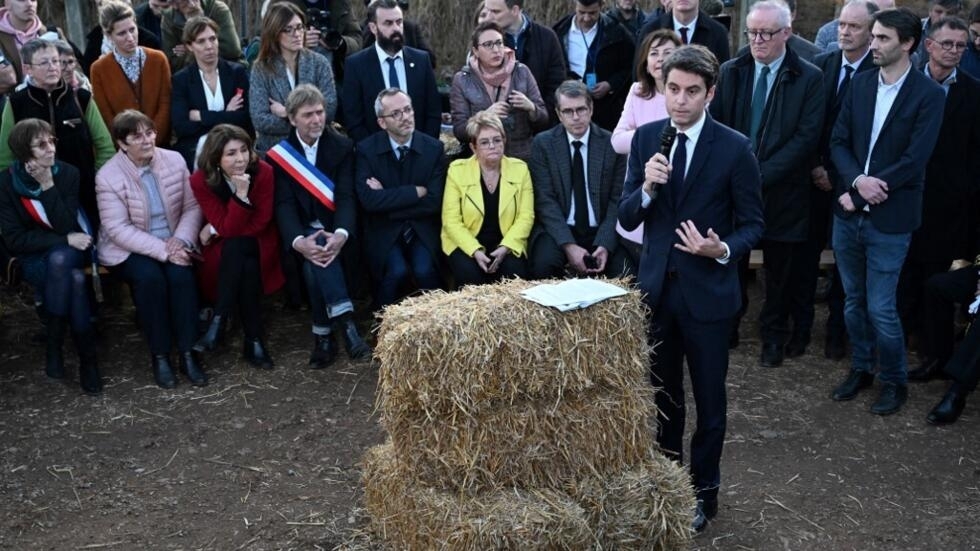 法国总理阿塔尔在西南部上加龙省的一个农场发表讲话。