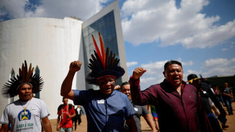 Indígenas saem da reunião da audiência do comitê de conciliação para discutir o caso da tese jurídica do chamado "Marco Temporal" no Supremo Tribunal Federal, em Brasília, Brasil, 28 de agosto de 2024.