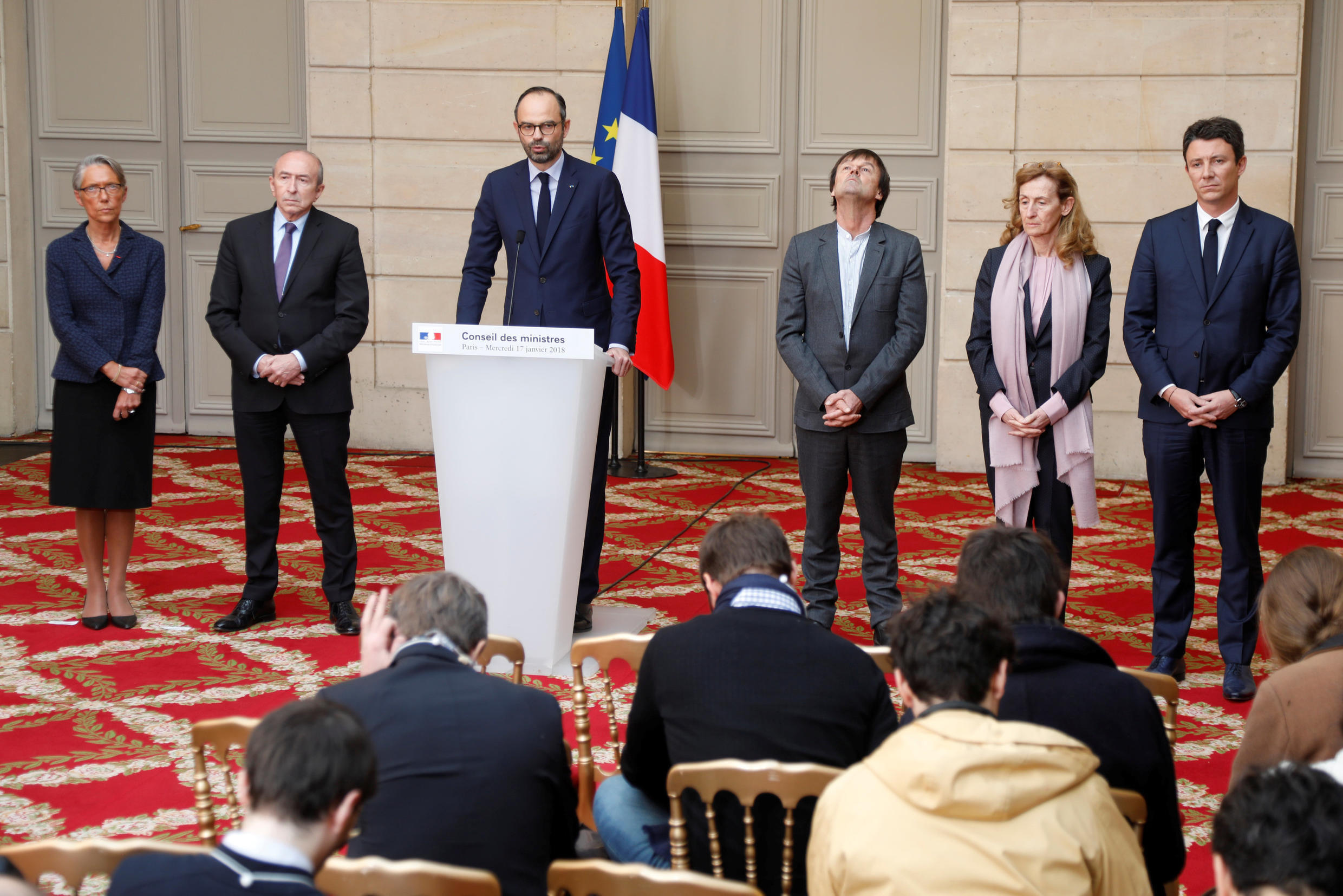 Le Premier ministre français, flanqué de ses ministres et notamment ceux de l'Intérieur et de l'Environnement, au moment d'annoncer l'abandon du projet de Notre-Dame-des-Landes, le 17 janvier à Paris.