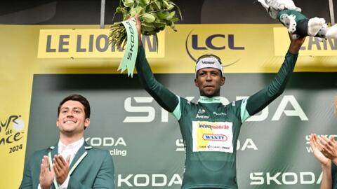 Biniam Girmay porte le maillot vert de meilleur sprinteur sur la 111e édition du Tour de France.