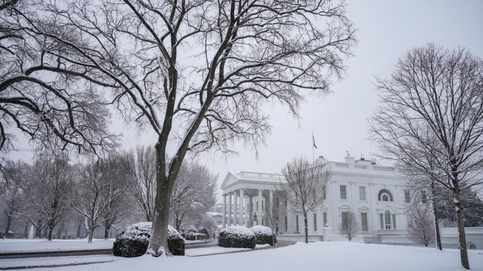 La neige à la Maison Blanche ce vendredi 19 janvier 2024. Dans l'après-midi, Joe Biden a parlé avec Benyamin Netanyahu. Washington a ensuite annoncé de nouvelles frappes au Yémen.
