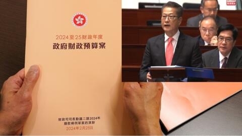 陈茂波(前一)在立法会宣读新一份财政预算桉，公告再发债1200亿。2024年2月28日