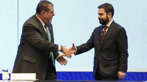 El presidente de Guatemala, Bernardo Arévalo, estrecha la mano de Santiago Palomo, director ejecutivo de la Comisión Nacional contra la Corrupción, durante la ceremonia de presentación de dicha comisión en el Palacio Nacional de la Cultura, en Ciudad de Guatemala, el 28 de febrero de 2024.