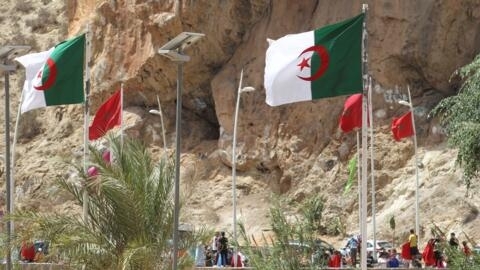 Drapeaux du Maroc et de l'Algérie, à la frontière, à Marsa Ben M'Hidi, Algérie. (Image d'illustration)