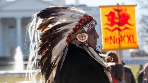 Arvol Looking Horse, liderul spiritual al națiunii Lakota, în apropiere de Casa Albă, Washington, SUA.