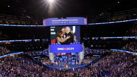 O abraço final do presidente americano Joe Biden em Kamala Harris, após o término de seu discurso, no primeiro dia da Convenção Nacional do partido Democrata, em Chicago, nesta segunda-feira, 19 de agosto de 2024.