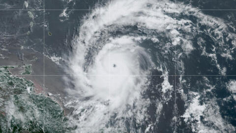 Imagem de satélite do furacão Beryl, que continua a se mover rapidamente pelo sudeste e centro do mar do Caribe na terça-feira e deve passar perto da Jamaica na quarta-feira e das Ilhas Cayman na quinta-feira, segundo previsões meteorológicas.