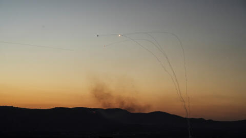 Interceptions de roquettes lancées du Liban vers Israël à travers la frontière, dans le cadre des hostilités transfrontalières entre le Hezbollah et les forces israéliennes, près de la frontière israé