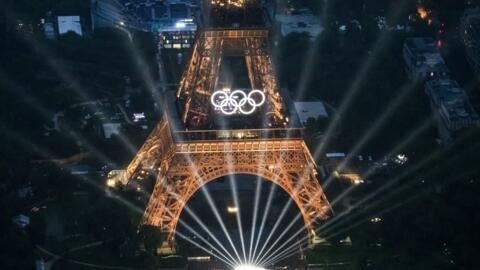 (Ja jiralan) ja min tara zuluyekalo tile 26 n'a bɛ France Tour Eiffel jira ani Jeux olympiques taamasiɲɛ olympiques illuminés lors de la cérémonie d'ouverture des Jeux Olympiques de Paris 2024 à Paris.