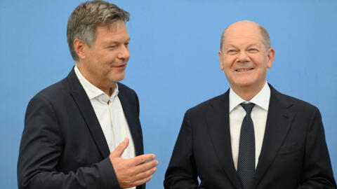 Ministro alemão da Economia Verde, Robert Habeck, conversa com chanceler Olaf Scholz durante apresentação de plano de medidas de apoio à economia do país. (05/07/2024)