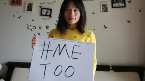 Sophia Huang Xuexin, periodista independiente que quiere concienciar sobre el acoso sexual en China, posa con un cartel de #MeToo en su casa el 8 de diciembre de 2017.