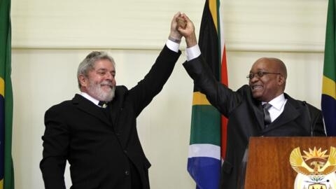 O presidente Lula ao lado do chefe de estado sul-africano, Jacob Zuma.