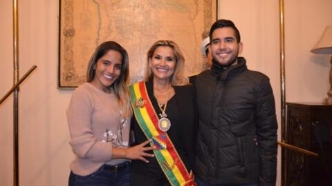 A ex-presidente Jeanine Áñez com os filhos