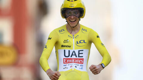 Le coureur slovène de l'équipe UAE Team Emirates, Tadej Pogacar, portant le maillot jaune de leader du classement général, célèbre en franchissant la ligne d'arrivée pour remporter la 21e et dernière étape de la 111e édition de la course cycliste Tour de France, un contre-la-montre individuel de 33,7 km entre Monaco et Nice, le 21 juillet 2024.